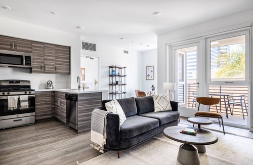 Sawtelle Apartment | Chic Brentwood 1BR w/Pool, Gym, W/D, walk to bars, shops, by Blueground