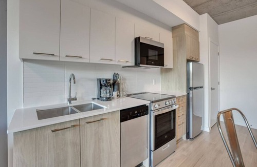 Sandy Hill Apartment | Chic Urban 1BR Apt with Skyline Views