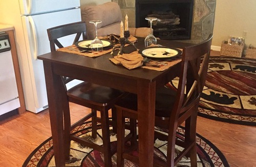Chalet Village Ski Chalet | Couple’s Mtn Getaway;Borders GSMNP;Seasonal Mtn views; Allergen-Free