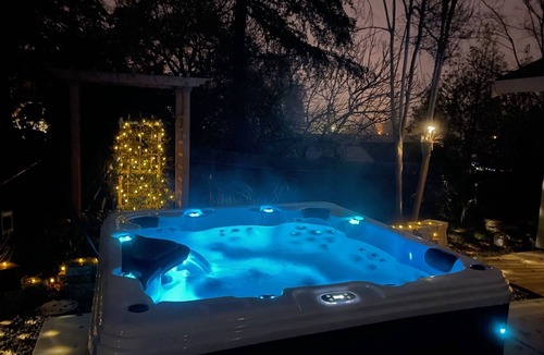 Represa House | Cozy 5BR Ranch Home with Hot Tub in Quiet Folsom Neighborhood