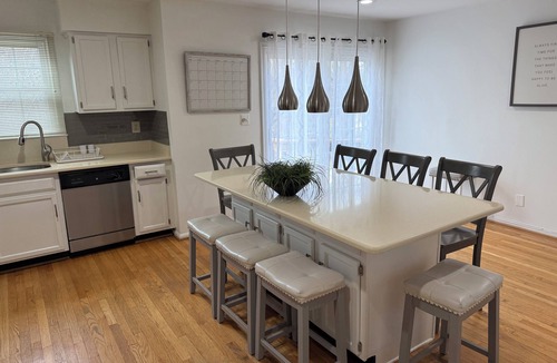 Montgomery Village House | Cozy Gameroom 4BR/3b Townhouse by the Lake - Gaithersburg, Maryland