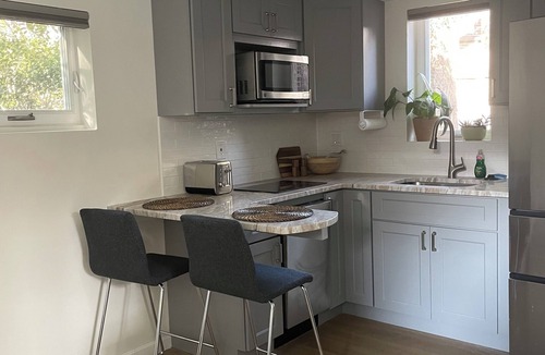 Woodley Park Bed & Breakfast | Cozy studio near downtown DC with off-street parking and close to Metro
