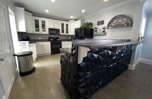 Eckington House | Downtown DC. Heart of Eckington Sleeps 14 4BR 8 Beds + 3.5 Baths 3-Car Parking