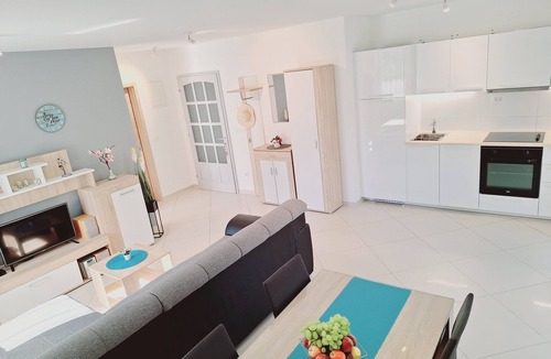 Kastel Stafilic Apartment | Enelani 1 apartment near the beach outdoor gym/table tennis/table football
