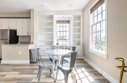 Jefferson Manor Apartment | Exceptional Alexandria West 2BR w/W/D, nr Dining, by Blueground