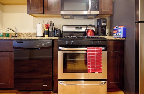 Downtown Baltimore House | Experience waterfront living near the National Aquarium
