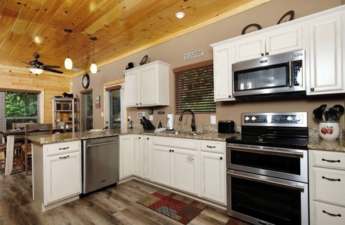 Chalet Village North Cabin | Fall Sale! Minutes to Gatlinburg-Hot Tub-Arcade-Air Hockey-Sleeps 6