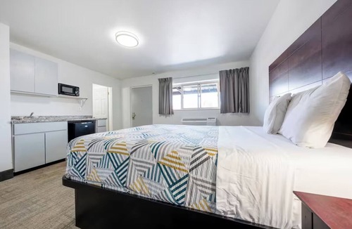 Hollywood District Hotel | Functional Studio w/Private Bathroom in Portland