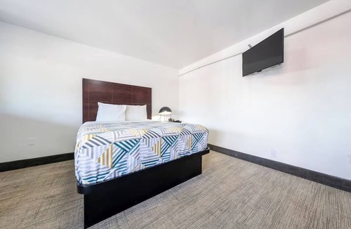 Hollywood District Hotel | Functional Studio w/Private Bathroom in Portland