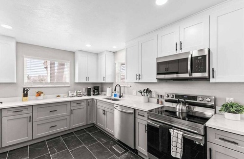 Golden House | Hot Tub Family Home with Mountain Views - Close to Red Rocks and Clear Creek!