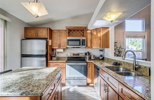 Foothill Green House | Hot Tub | King Bed | Garage | Fenced Yard | No Rug | 10 mins to Red Rocks
