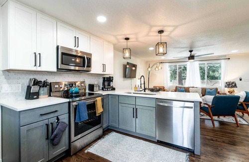 Lakewood House | Hot Tub, Putt-Putt, and Family Friendly Summer Escape!