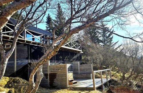Skorradalshreppur Ski Chalet | Lakefront cottage with jacuzzi