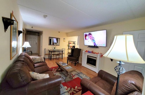 Gatlinburg Apartment | LOWEST PRICES OF THE YEAR Downtown Gatlinburg Suite, Close to everything, FREE HIGH SPEED WIFI, Private balcony, Pool, Hot Tub, sleeps 8