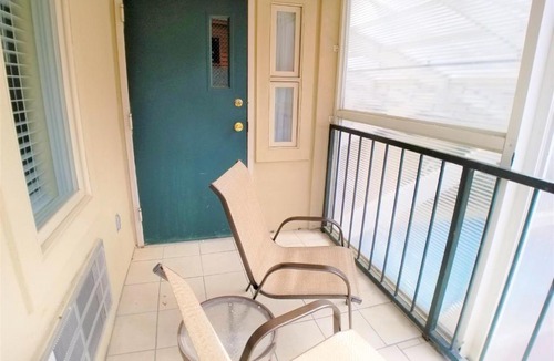 Gatlinburg Apartment | LOWEST PRICES OF THE YEAR Downtown Gatlinburg Suite, Close to everything, FREE HIGH SPEED WIFI, Private balcony, Pool, Hot Tub, sleeps 8