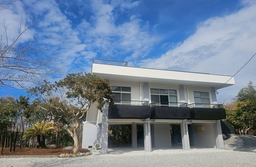 Tateyama House | Luxury of doing nothing" surrounded by the sea and sky ｜Villa for rent with rooftop terrace Overlooking the sea from the rooftop, the facility is equipped with a dog run, allowing you to enjoy a luxurious time with your dog.