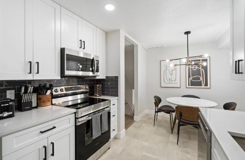 Northwest Arvada House | #Marbella Lane - Modern & Spacious 4BR Retreat in Arvada