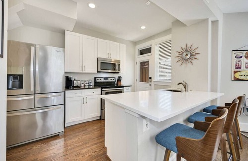 Park View Villa | Massive Mid-Century Marvel: 5 Bedrooms and Parking