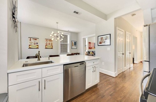 Park View Villa | Massive Mid-Century Marvel: 5 Bedrooms and Parking