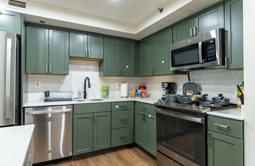 Aurora Highlands Condo | Mid Century Modern Deluxe 2BR Cozy King bed l GYM l Tranquil 5 min to DC/Mall/✈️