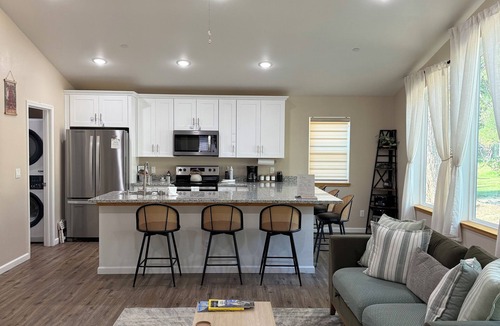 Mariposa House | Modern Forest Escape with Private Meadow 1 hr Yosemite Entrance