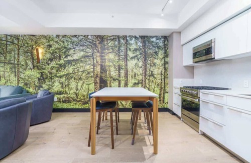Berkeley Hotel | Modern & Luxe Flat on Trendy Tennyson Street