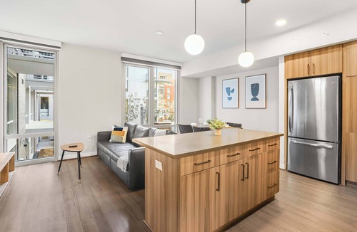 Clarendon Apartment | Modern Retreat with Easy Metro Access