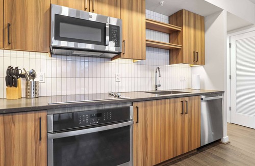 Clarendon Apartment | Modern Retreat with Easy Metro Access
