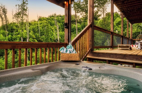 Chalet Village North Cabin | Mountain View l 3mi to Gatlinburg l Hot Tub l Game Room l Pack N Play