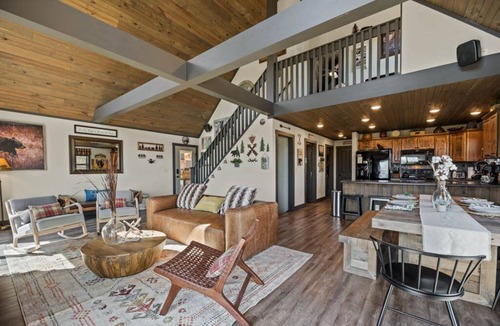 Chalet Village North Cabin | NEW BearWoodsLodge#Mt LaConte ViIEW/PRIVATE Woods/WrpAround DECK/Giant Theater