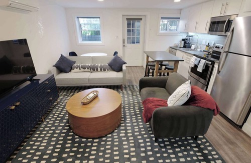 Mount Pleasant Apartment | Over On Oak | Walk 2 Metro + PRIVATE PARKING