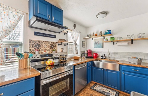 Lamar Heights Area House | PET AND FAMILY FRIENDLY CONVENIENTLY LOCATED I HEART COLORADO HOME