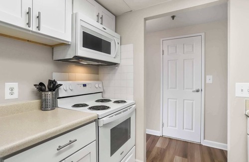 Crystal City Apartment | Prime Location | Apartment Steps from Metro