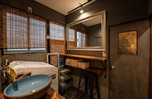 Shin-Osaka Apartment | Private House 4K Cinema & Wide King Bed - Nagomi Art Osaka -