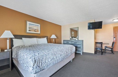 Put-in-Bay House | Relaxing Retreat: King Suite with Lake View on Put-In-Bay Island 316