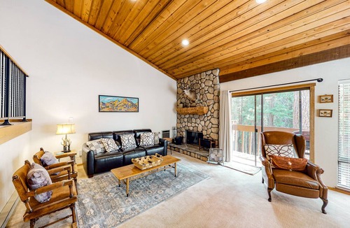 Lakeshore Condo | Rustic Condo with Shared Pool & Hot Tub - Walking Distance to Huntington Lake