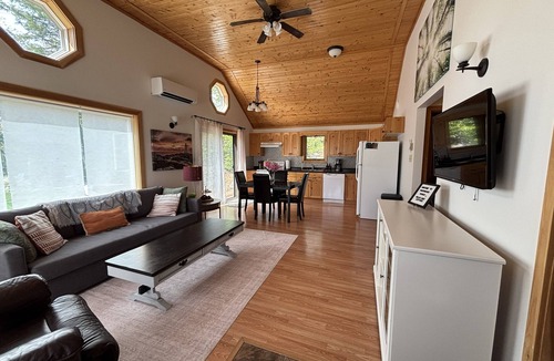 Smiths Corner Cottage | Rustic Cottage in Falls Lake With Hot Tub - Partridge Perch