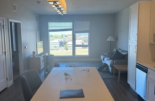 Englewood Apartment | Short term lease 4-6 week. Cozy 1-bedroom furnished apartment with AC.