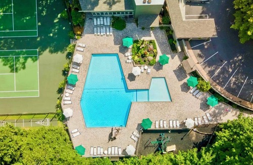 Chalet Village Ski Chalet | Smokey Summer⛰~Hot Tub~5min to GSMNP~Theater~2 Fireplaces