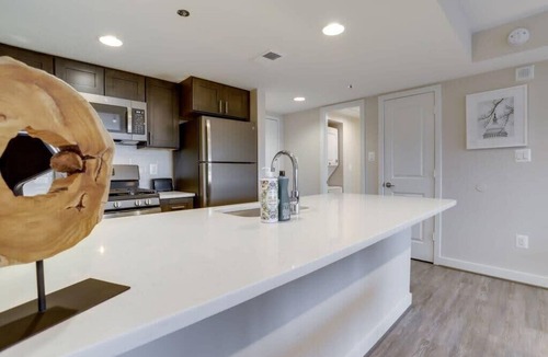 Court House Apartment | Sojourn | Courtland Towers | 24-hour Front Desk