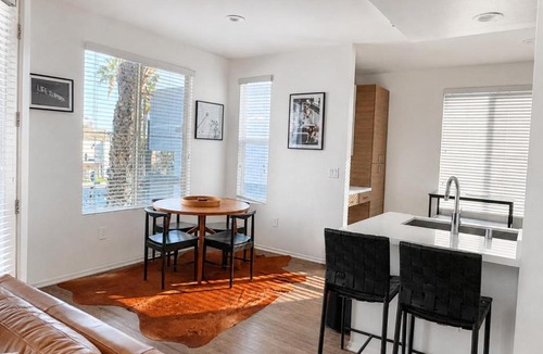 Del Rey Apartment | Spacious 2 Bedroom Apartment in Marina Del Rey - 15 Mins to LAX Airport