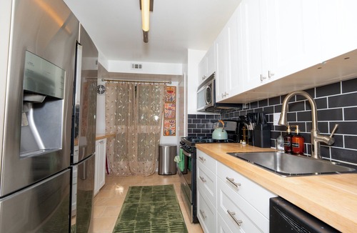Alexandria Condo | Spacious 3BR condo in Alexandria w/100" TV and free parking