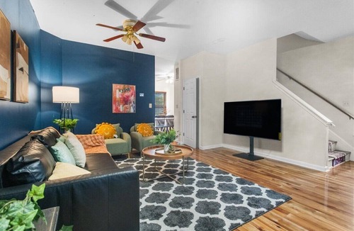 Nauck House | Spacious 4BR Townhouse - Sleeps 13 - Near DC & Metro