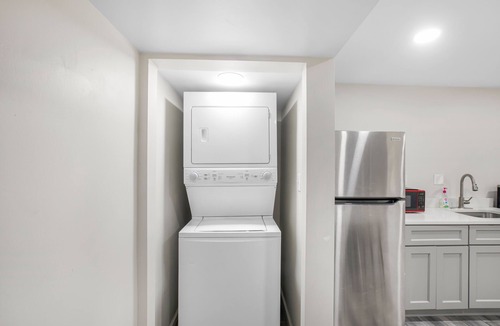 Adelphi House | Spacious 6-bedroom house with WiFi, AC, and Streaming Services in Silver Spring