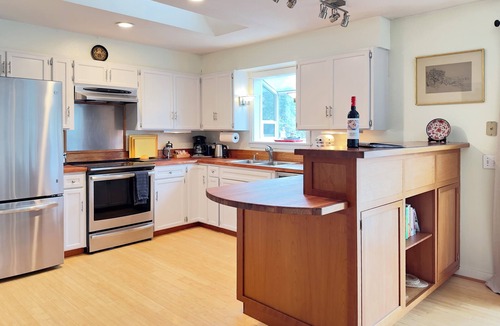 Eastsound House | Spacious, Bright Farmhouse near Eastsound, Orcas Golfing. Gourmet Kitchen, Two Exceptional Living Rooms for lounging. Perfect home for Families with Dogs! 🔹Wood-fired Pizza Oven 🔹Hot Tub 🔹EV Charger 🔹Fully Fenced 🔹Fast WIFI <b