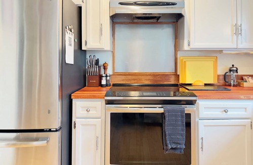Eastsound House | Spacious, Bright Farmhouse near Eastsound, Orcas Golfing. Gourmet Kitchen, Two Exceptional Living Rooms for lounging. Perfect home for Families with Dogs! 🔹Wood-fired Pizza Oven 🔹Hot Tub 🔹EV Charger 🔹Fully Fenced 🔹Fast WIFI <b
