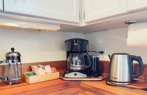 Eastsound House | Spacious, Bright Farmhouse near Eastsound, Orcas Golfing. Gourmet Kitchen, Two Exceptional Living Rooms for lounging. Perfect home for Families with Dogs! 🔹Wood-fired Pizza Oven 🔹Hot Tub 🔹EV Charger 🔹Fully Fenced 🔹Fast WIFI <b