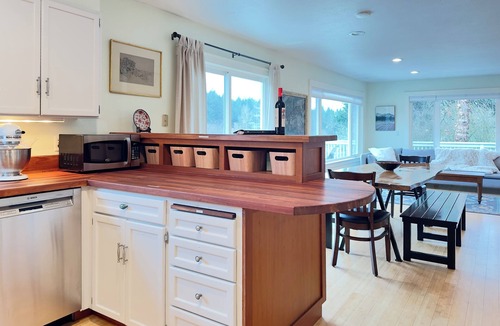 Eastsound House | Spacious, Bright Farmhouse near Eastsound, Orcas Golfing. Gourmet Kitchen, Two Exceptional Living Rooms for lounging. Perfect home for Families with Dogs! 🔹Wood-fired Pizza Oven 🔹Hot Tub 🔹EV Charger 🔹Fully Fenced 🔹Fast WIFI <b