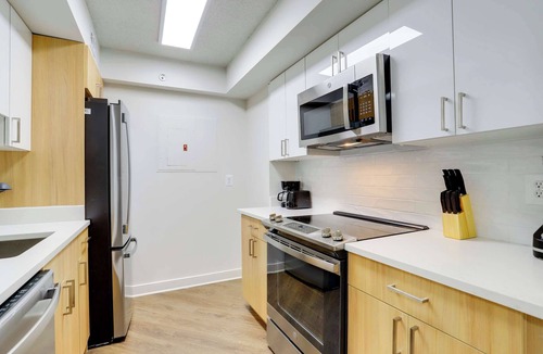 Pentagon City Apartment | Steps from Pentagon City Metro | Modern Apt