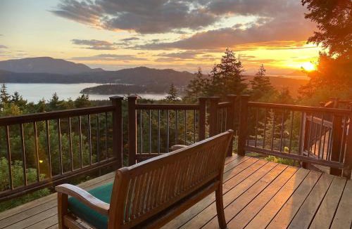 Eastsound House | Stunning Sunsets, Luxe Lodging, Sauna and Spa